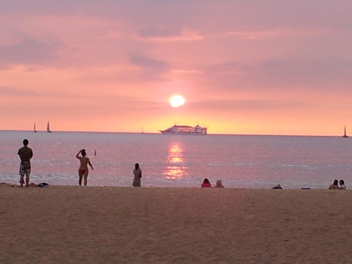 Waikiki Shore Beachfront Honolulu Extérieur photo